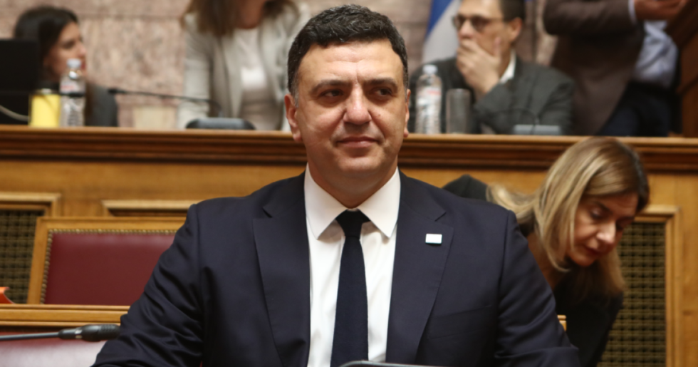 Εμφανίστηκε και κουνάει το δάχτυλο στην αντιπολίτευση για τη Χίο